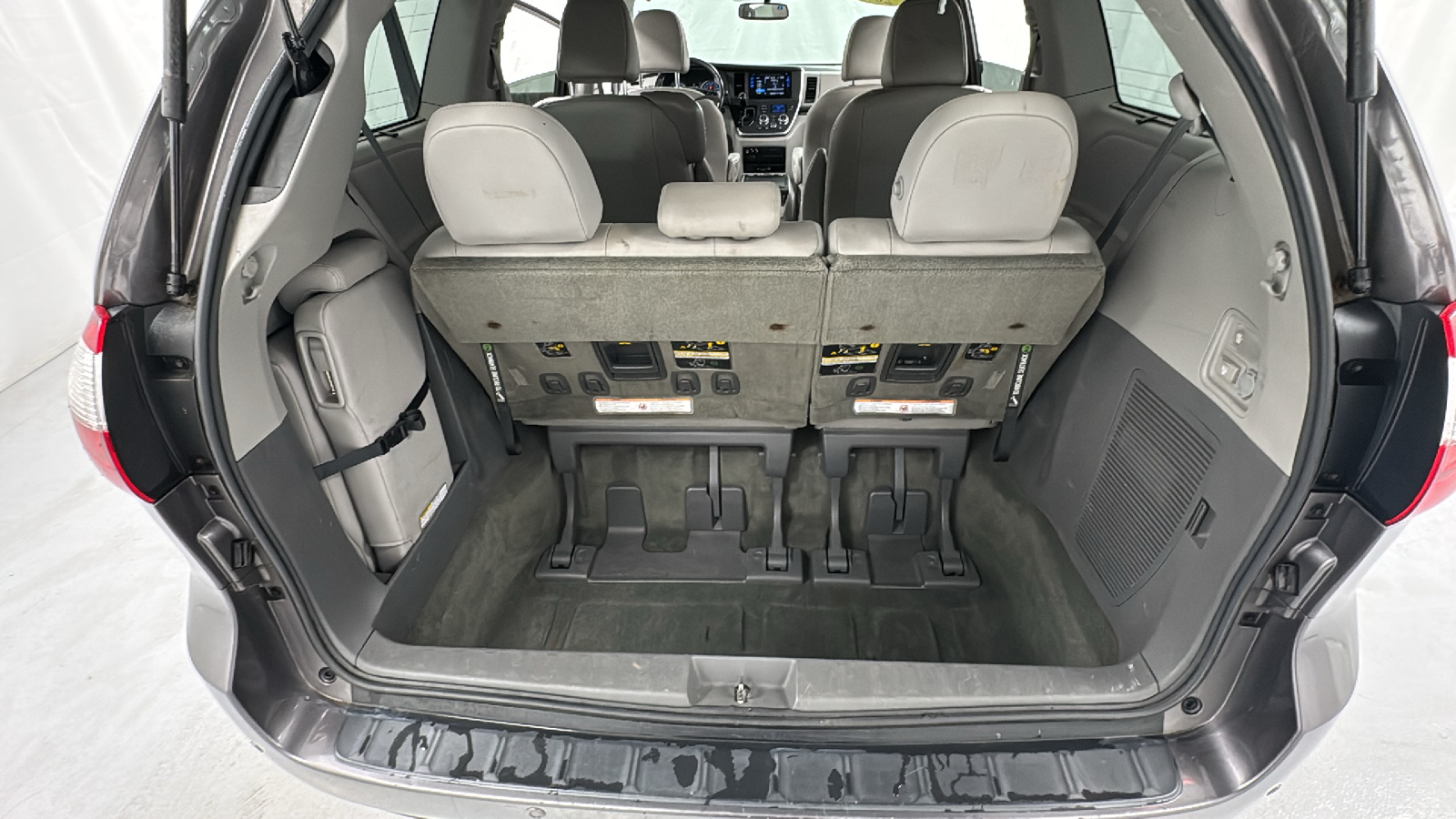 2015 Toyota Sienna XLE 16