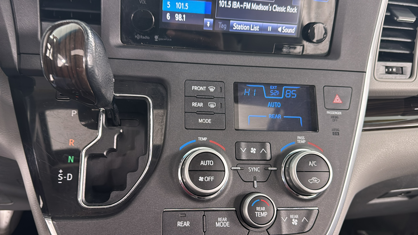 2015 Toyota Sienna XLE 28