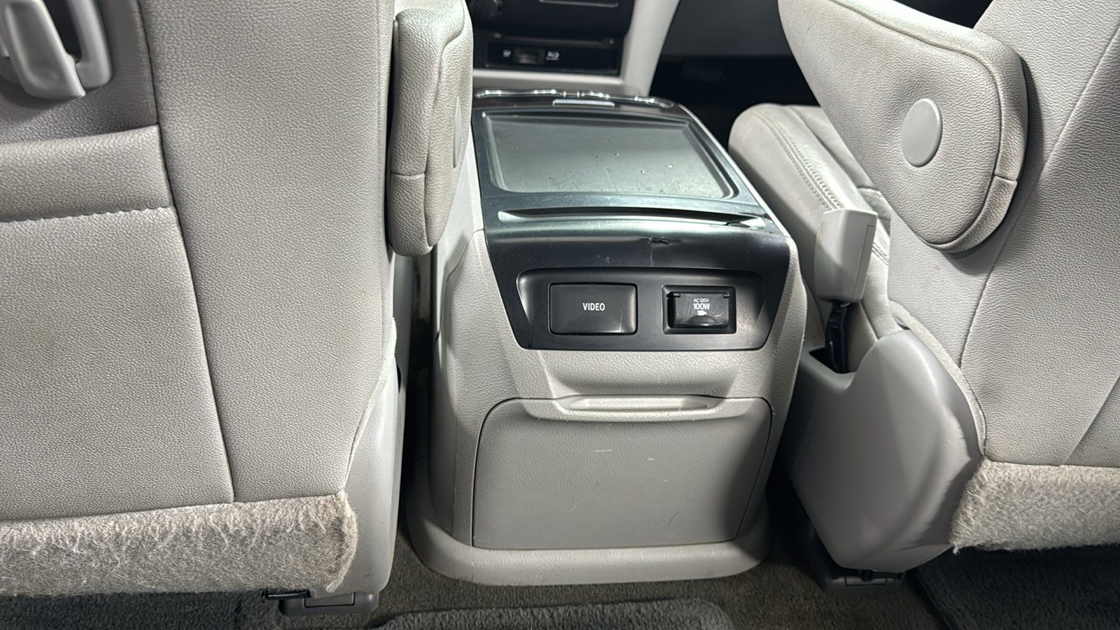 2015 Toyota Sienna XLE 36