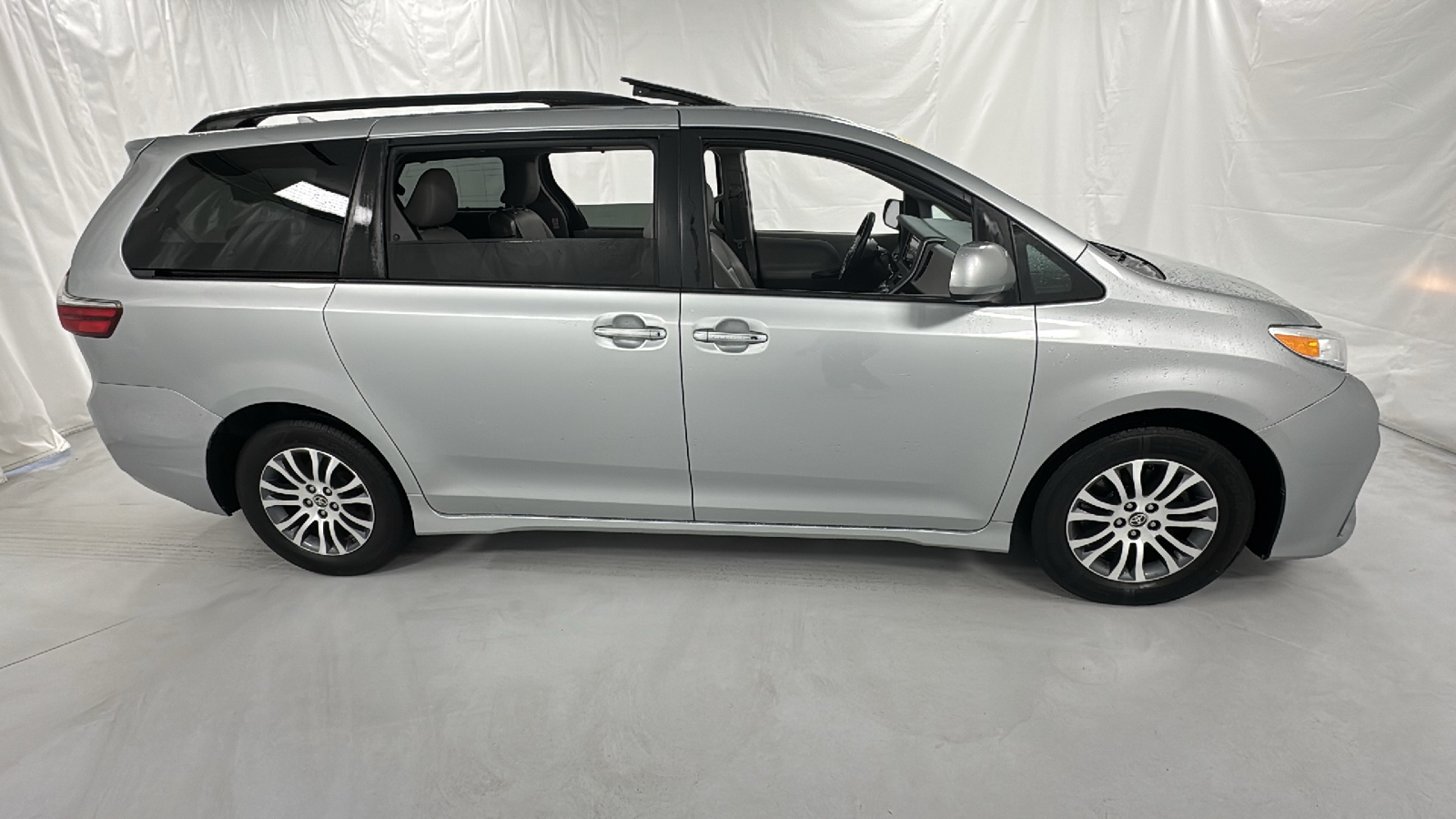 2020 Toyota Sienna XLE Premium 2