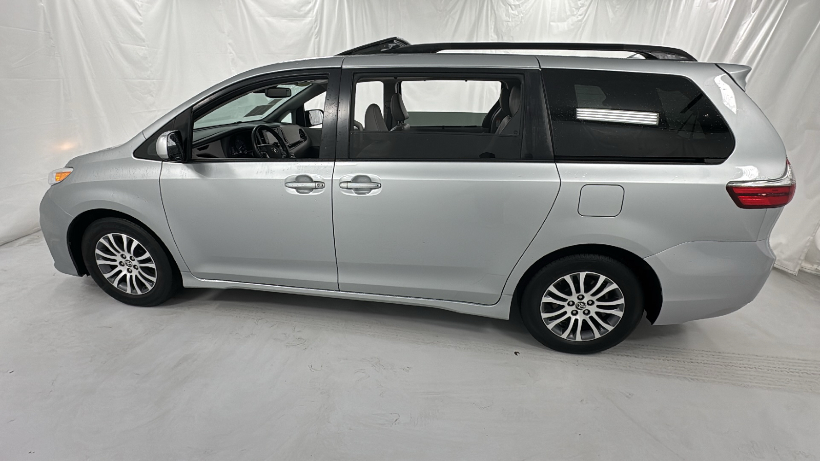 2020 Toyota Sienna XLE Premium 6