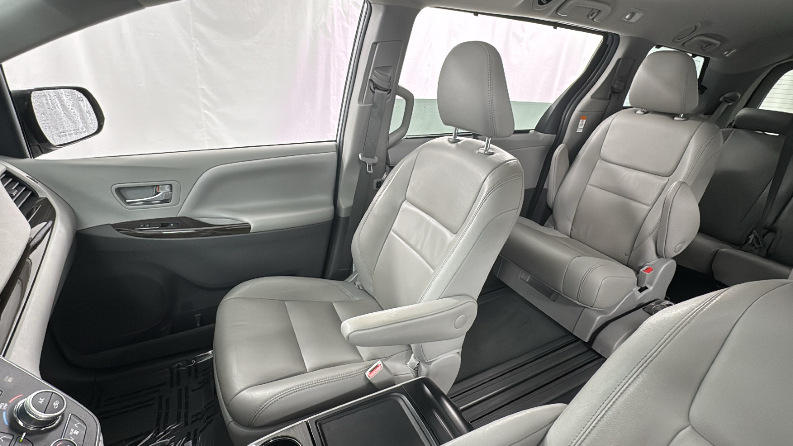 2020 Toyota Sienna XLE Premium 13