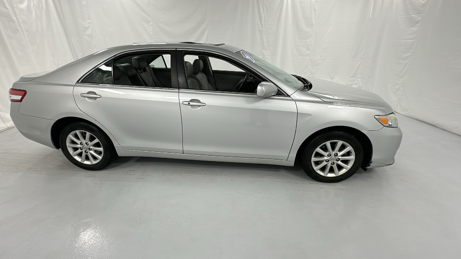 2011 Toyota Camry XLE 2