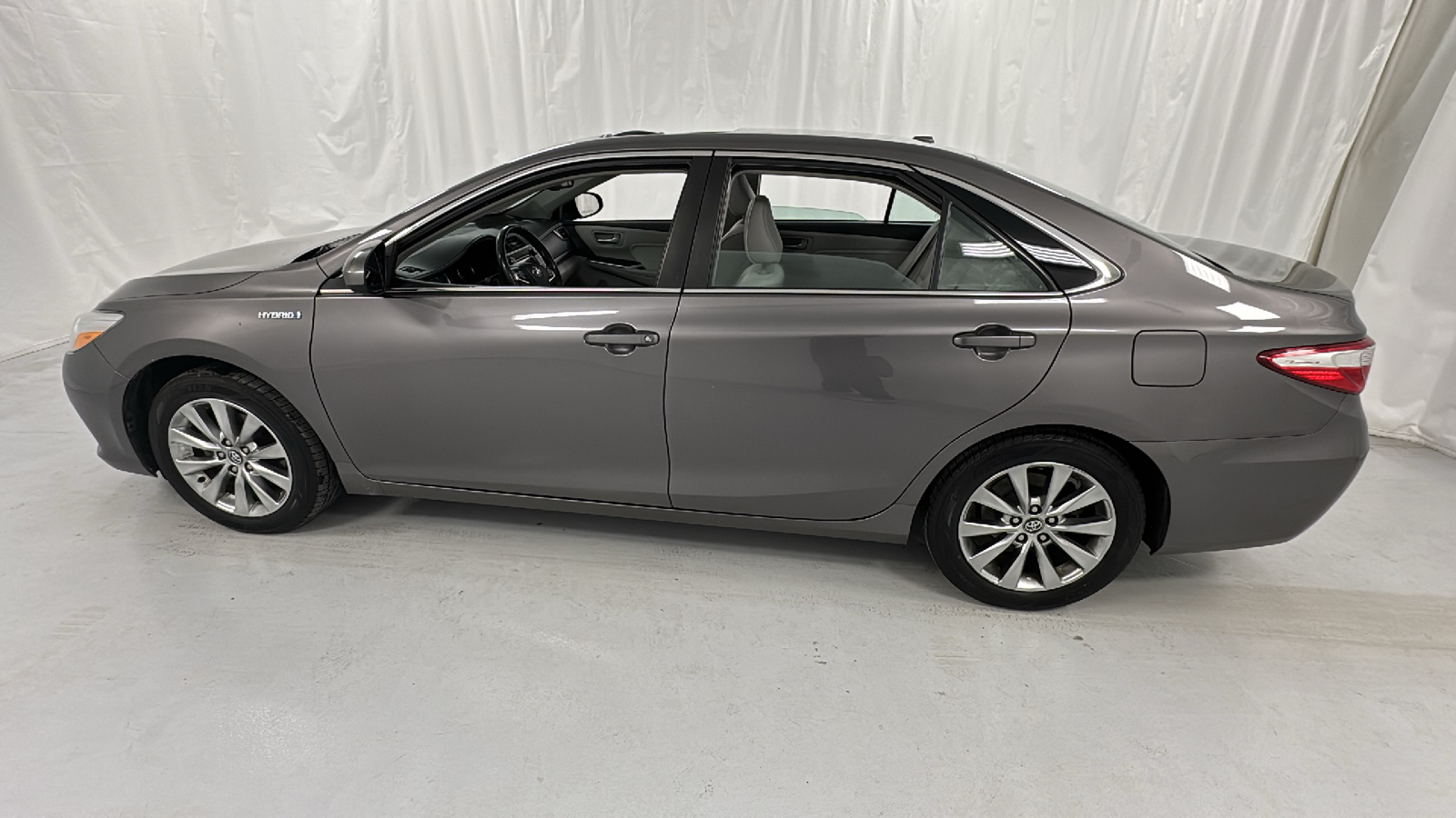 2017 Toyota Camry Hybrid  6