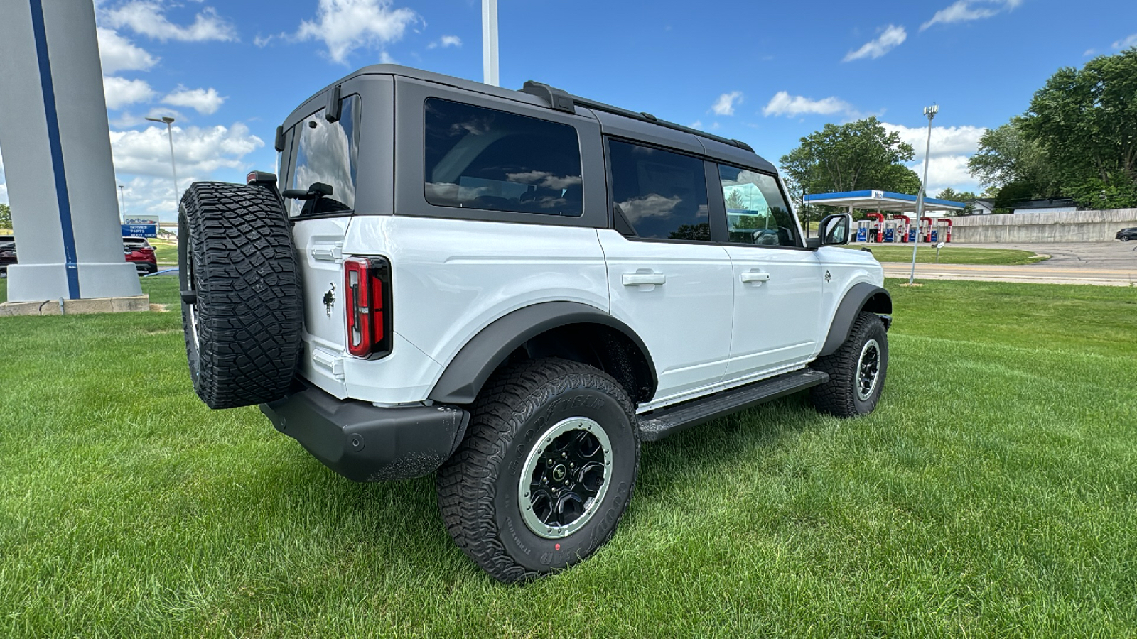 2024 Ford Bronco Outer Banks 3