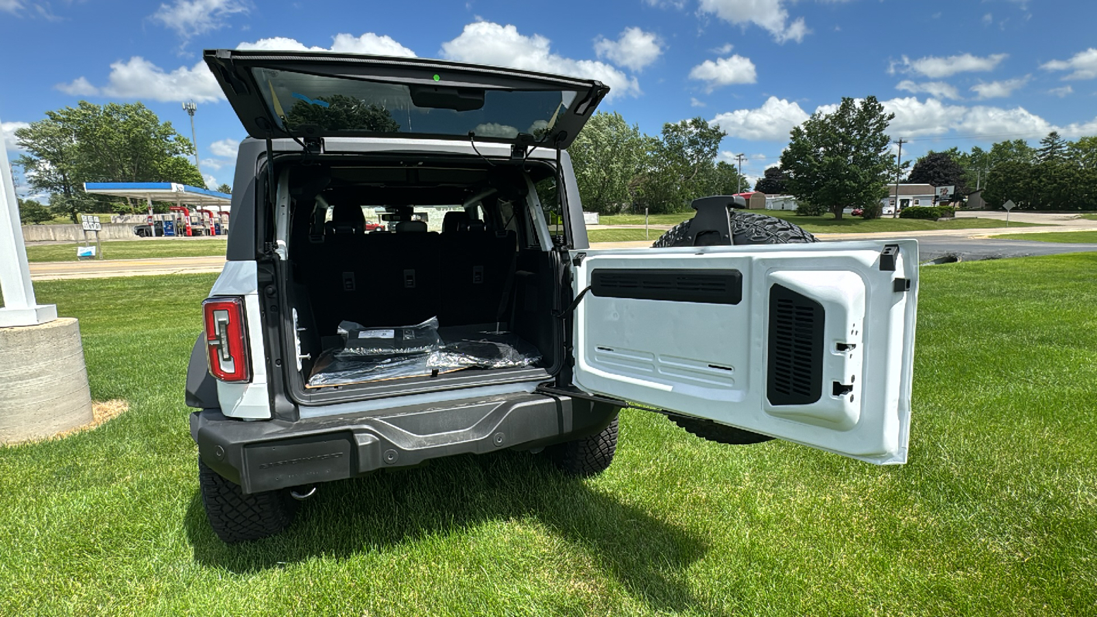 2024 Ford Bronco Outer Banks 33