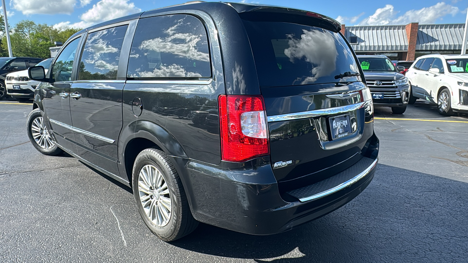 2016 Chrysler Town & Country Touring-L 4