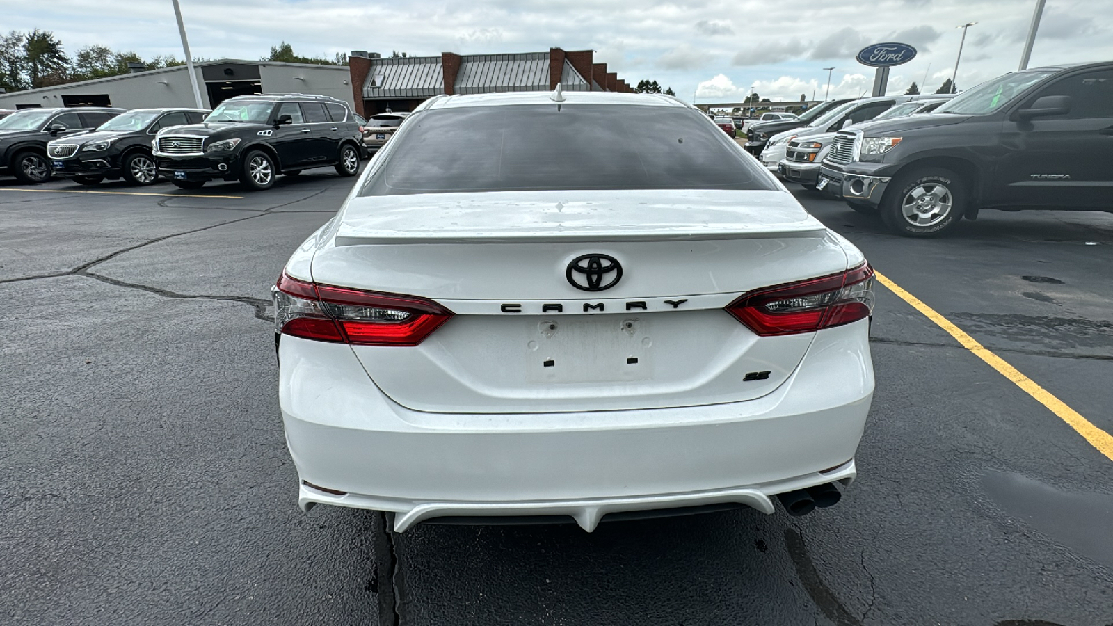 2021 Toyota Camry SE 24