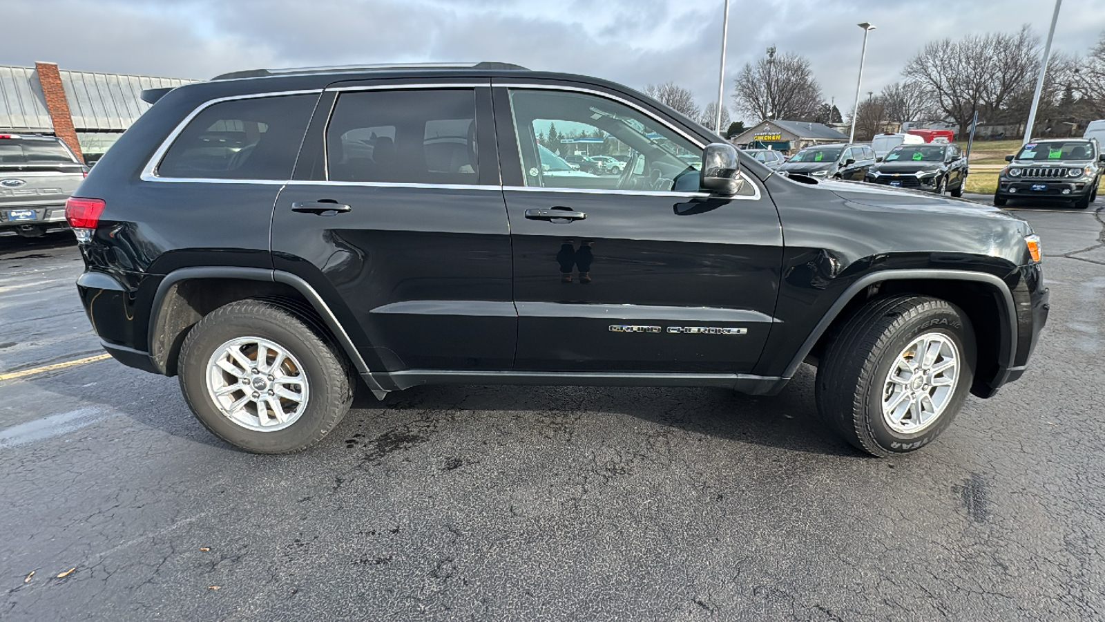 2019 Jeep Grand Cherokee Laredo E 2