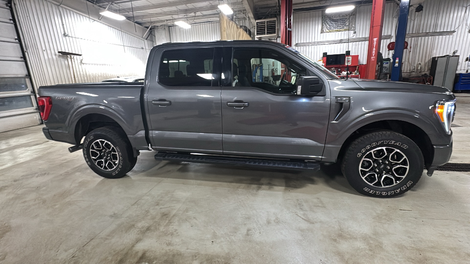 2021 Ford F-150 XLT 2