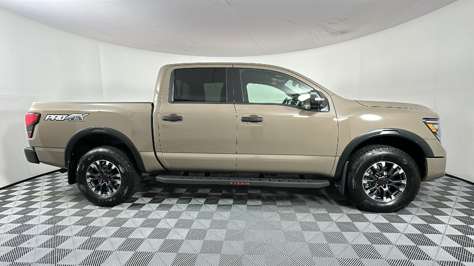 2024 Nissan Titan  8