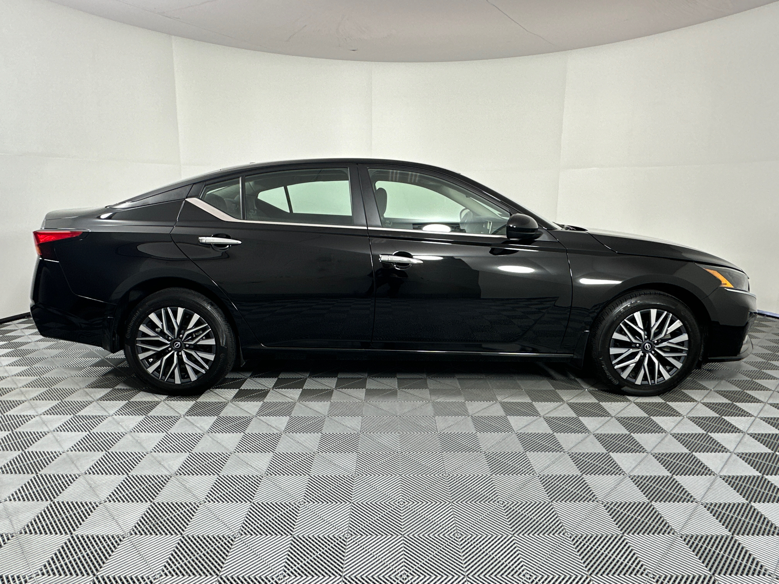 2023 Nissan Altima 2.5 SV 8