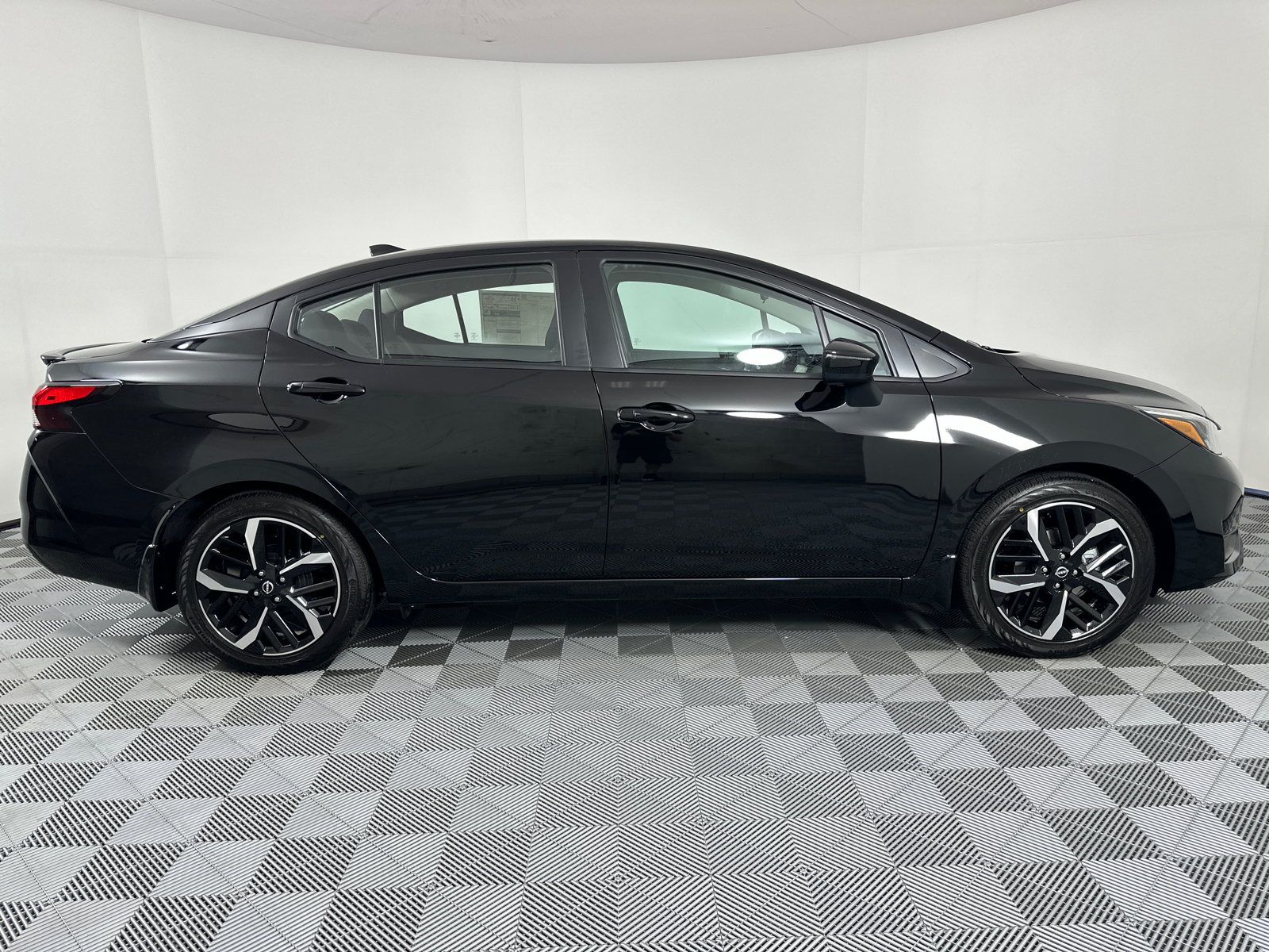 2024 Nissan Versa 1.6 SR 8