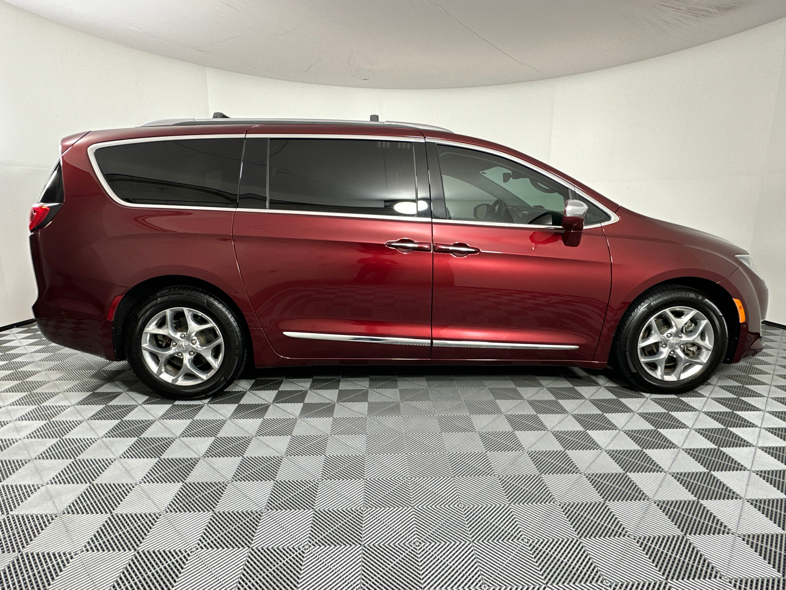 2018 Chrysler Pacifica Limited 8