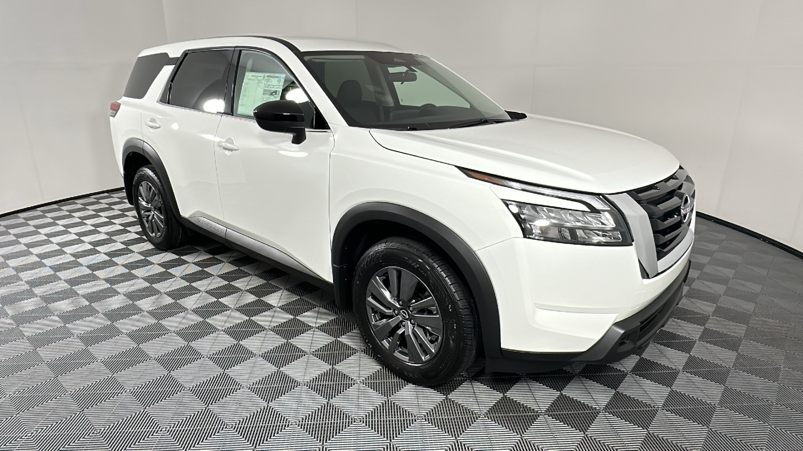 2024 Nissan Pathfinder S 1