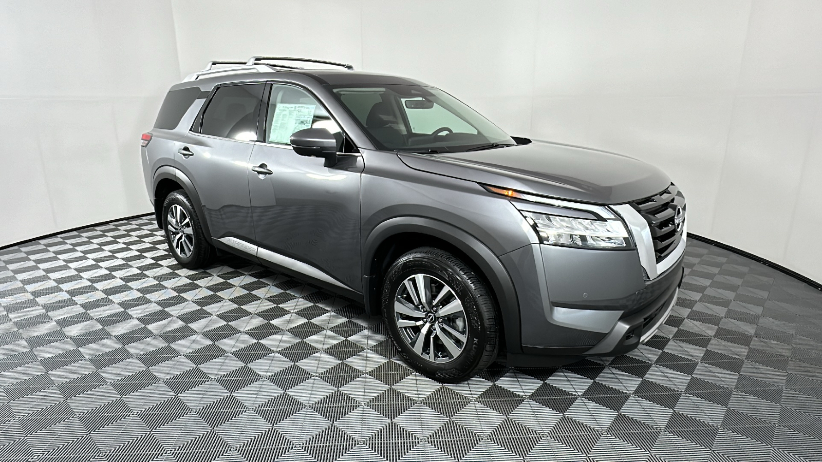 2024 Nissan Pathfinder SL 1