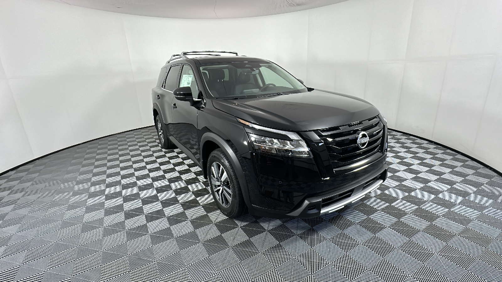 2024 Nissan Pathfinder SL 1