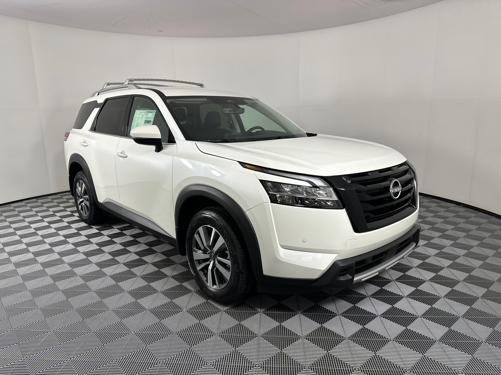 2024 Nissan Pathfinder SL 1