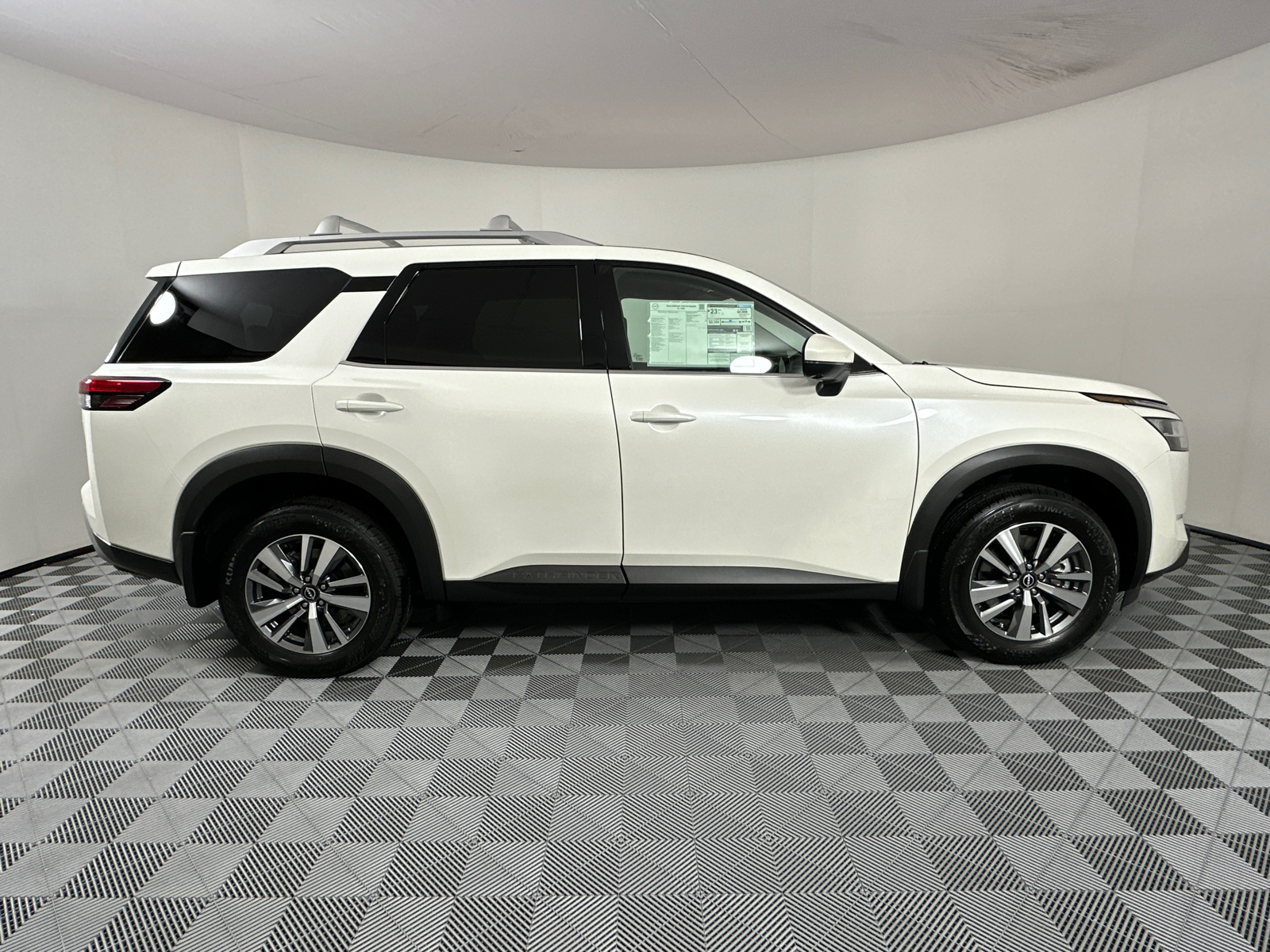 2024 Nissan Pathfinder SL 8