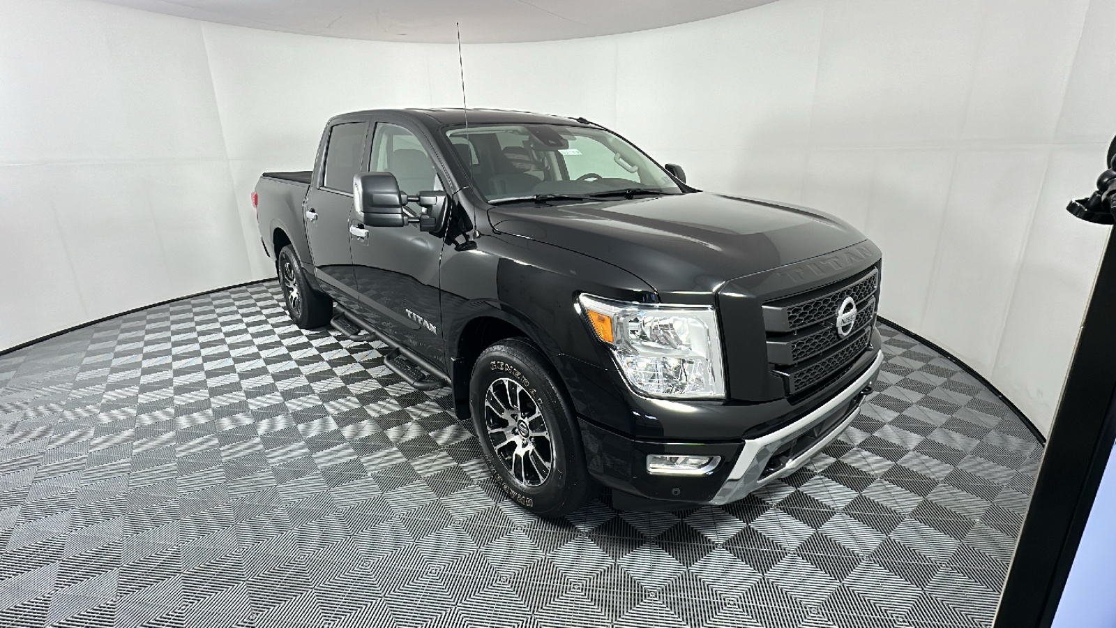 2021 Nissan Titan SV 1