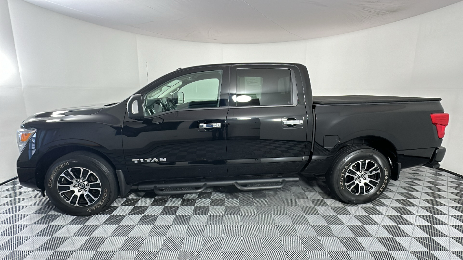 2021 Nissan Titan SV 4