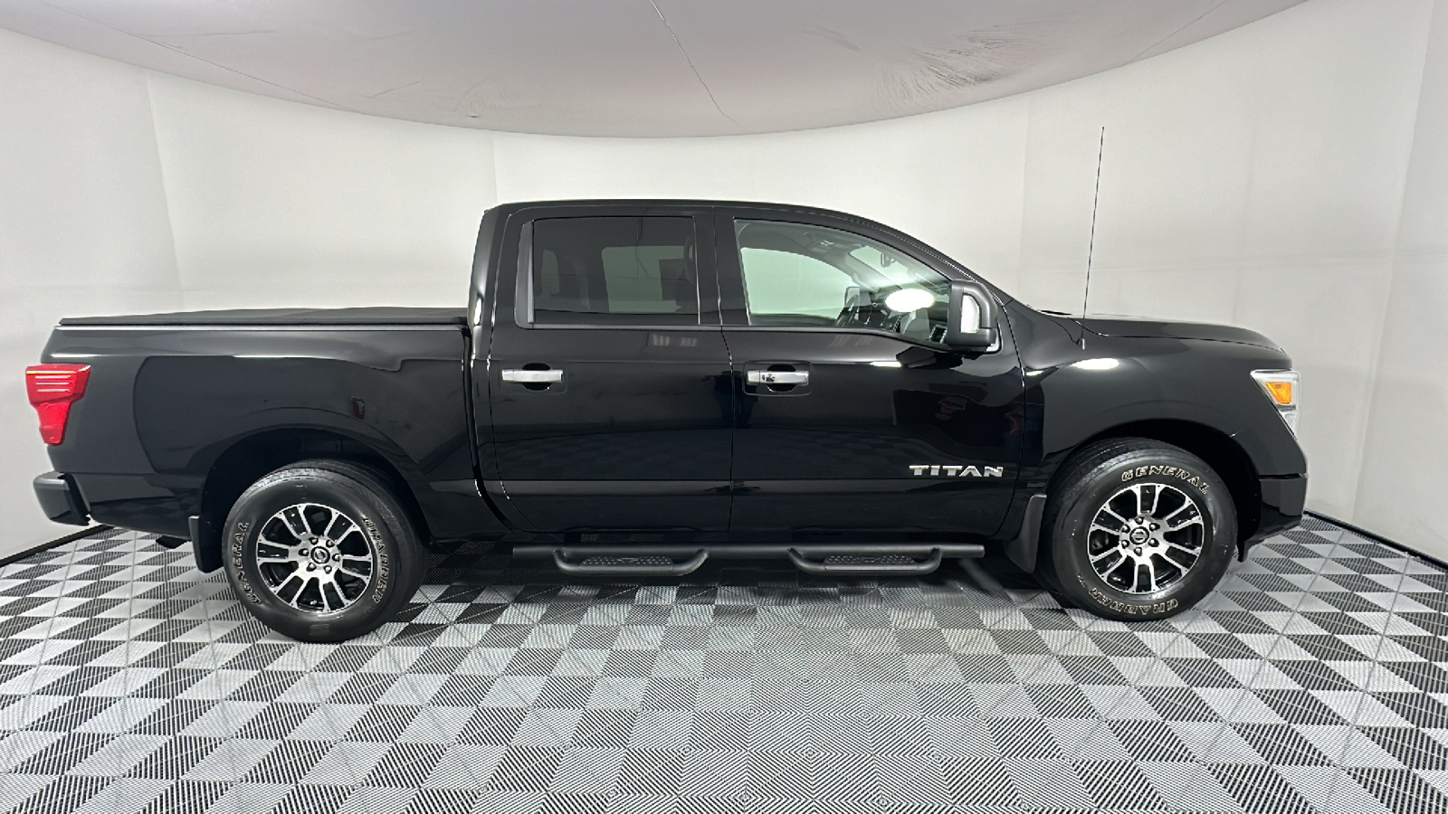 2021 Nissan Titan SV 8