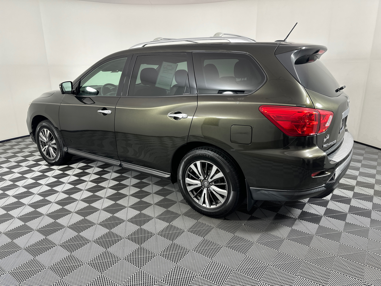 2017 Nissan Pathfinder SL 5