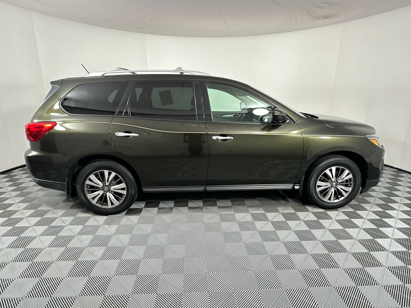 2017 Nissan Pathfinder SL 8