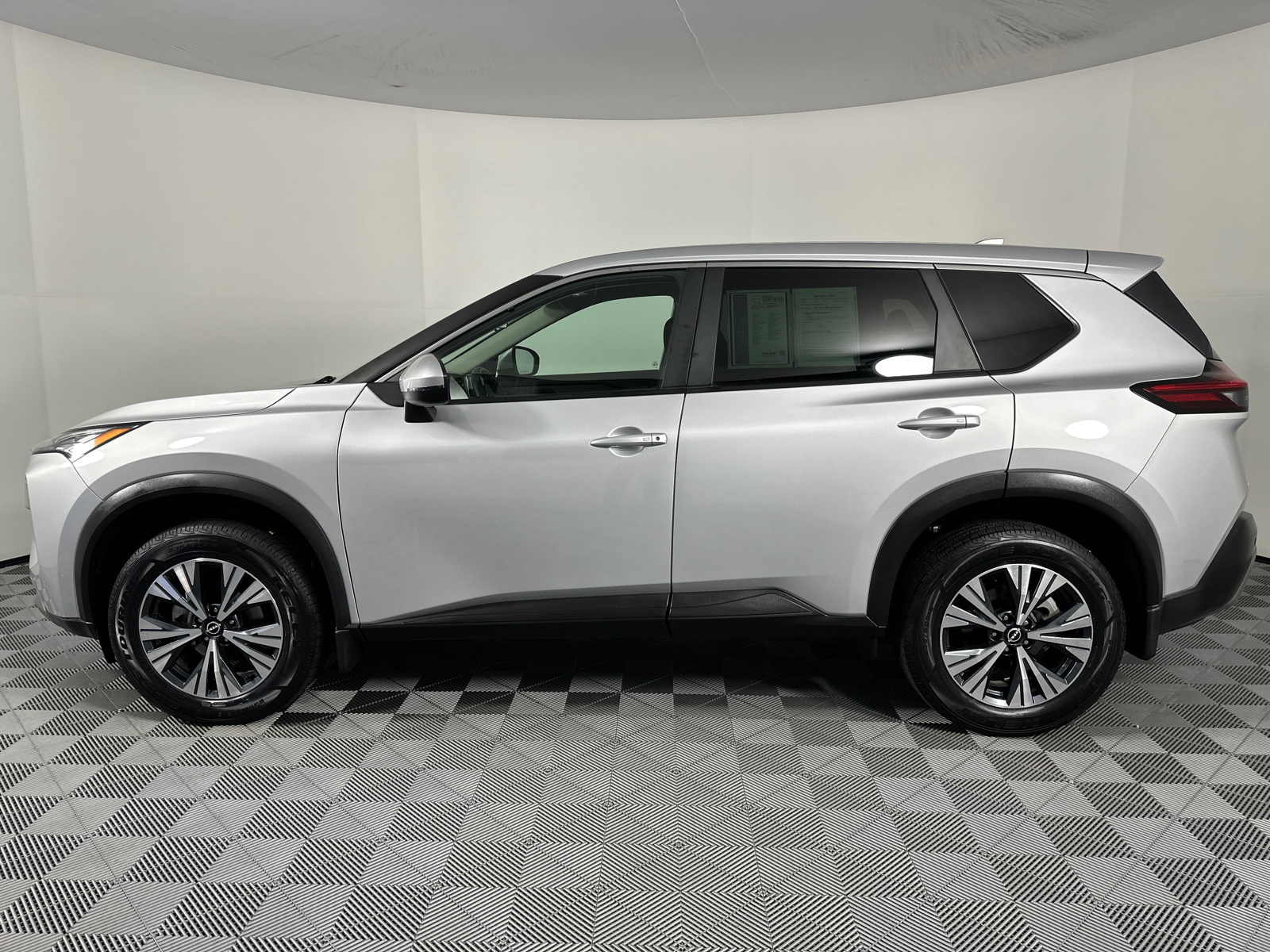 2022 Nissan Rogue SV 4