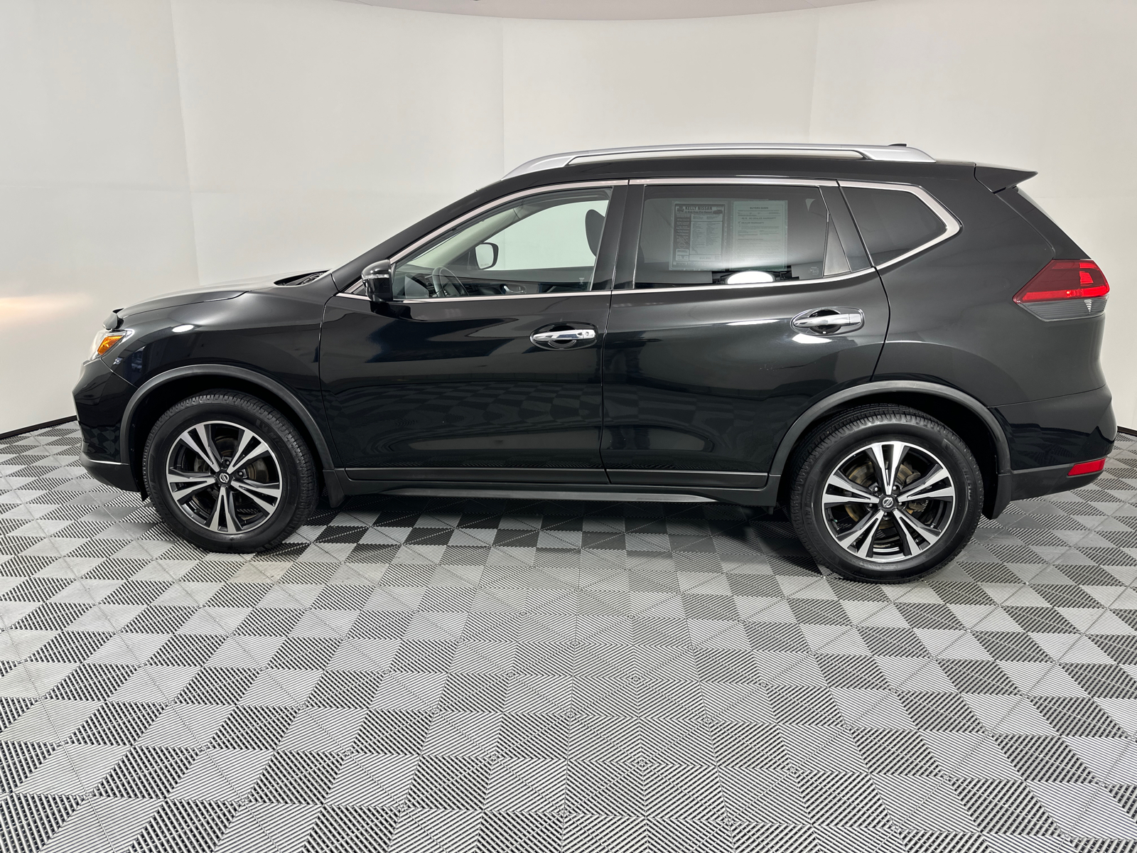 2019 Nissan Rogue SV 4