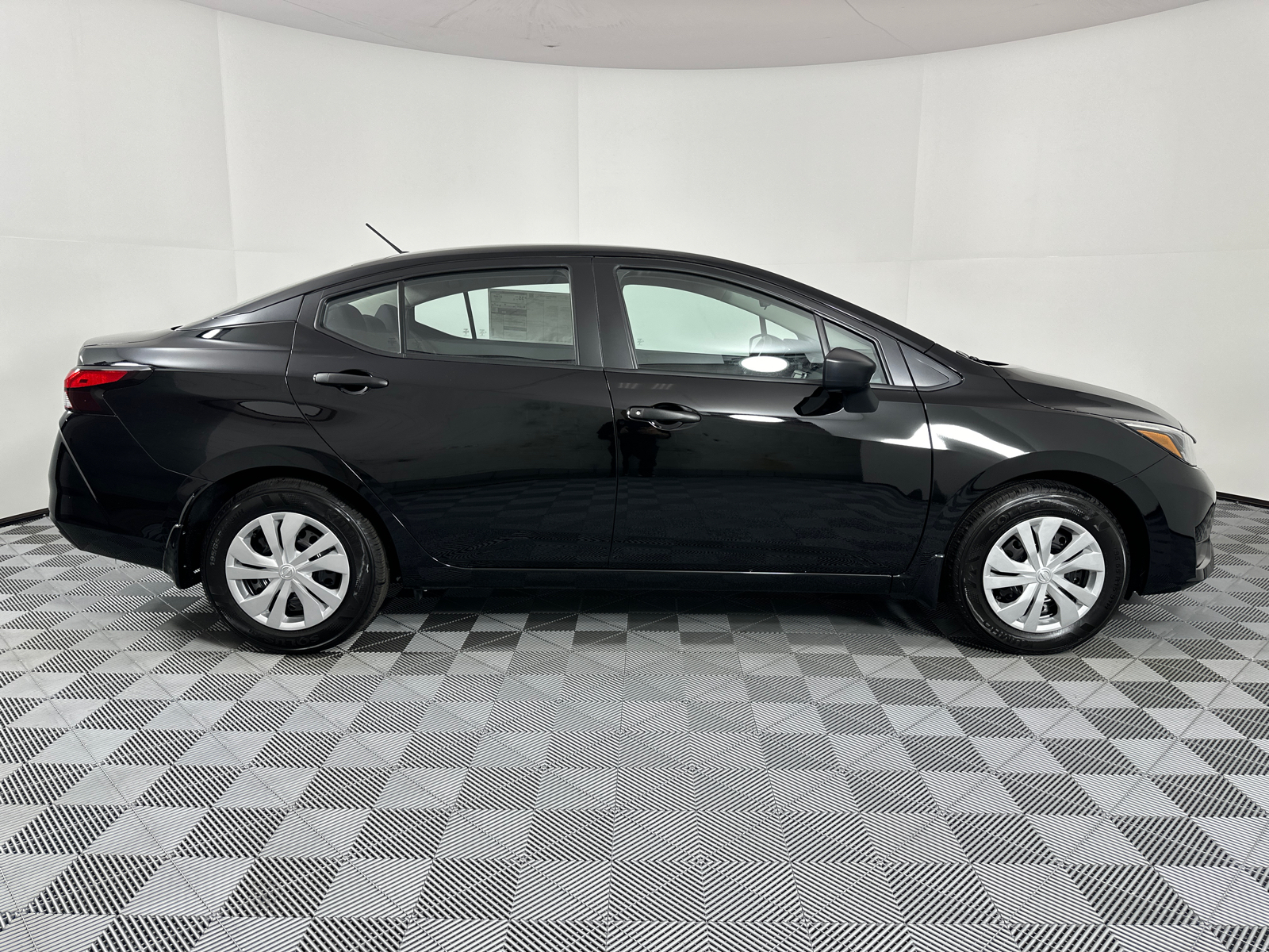 2025 Nissan Versa 1.6 S 8