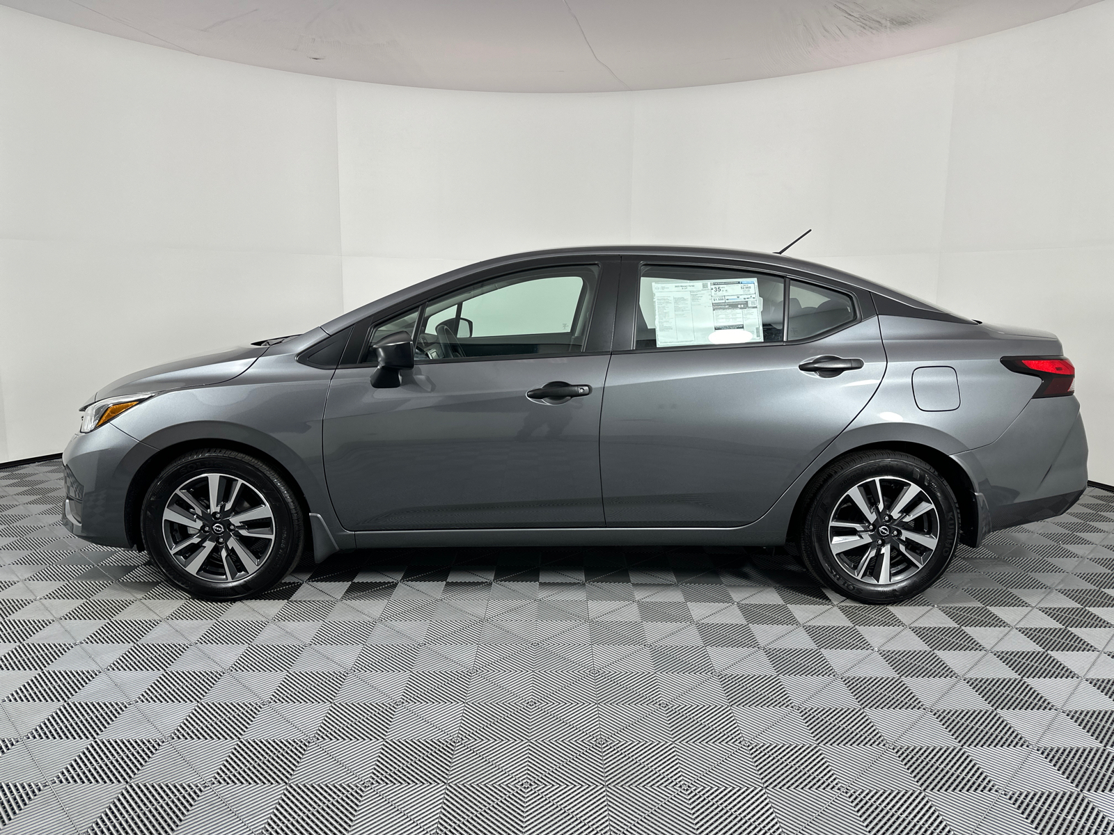 2025 Nissan Versa 1.6 S 4