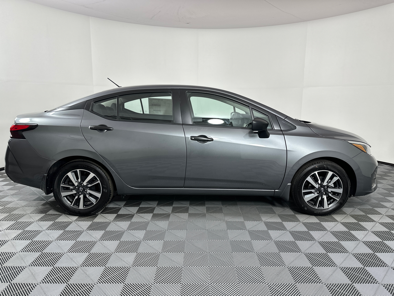 2025 Nissan Versa 1.6 S 8