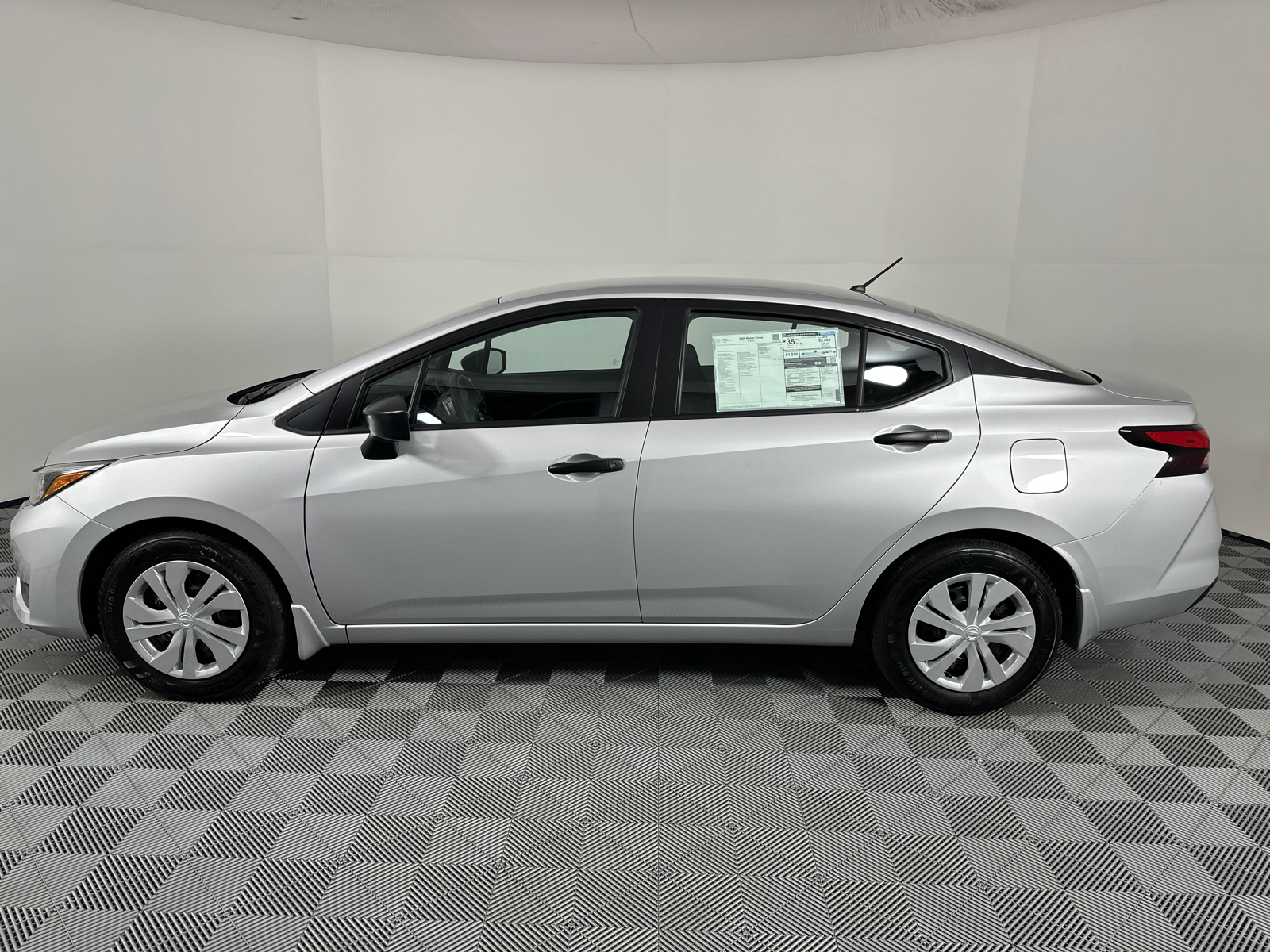 2025 Nissan Versa 1.6 S 4