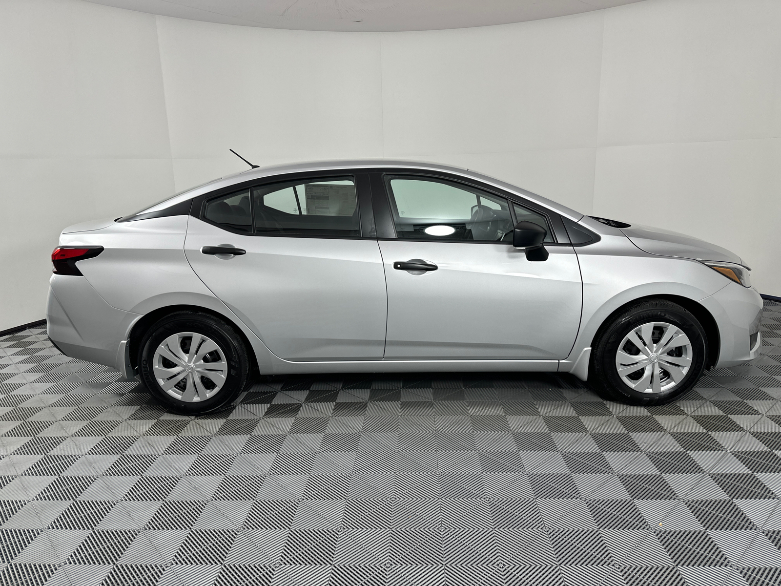 2025 Nissan Versa 1.6 S 8