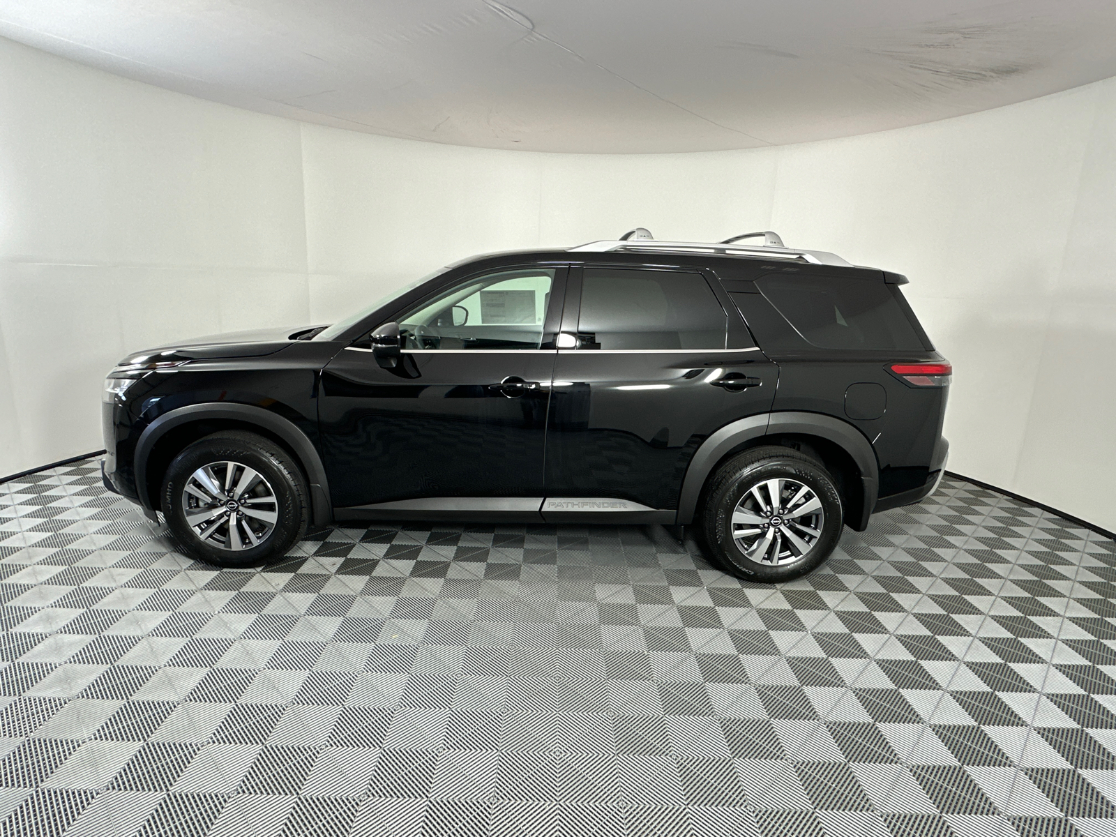 2024 Nissan Pathfinder SL 4