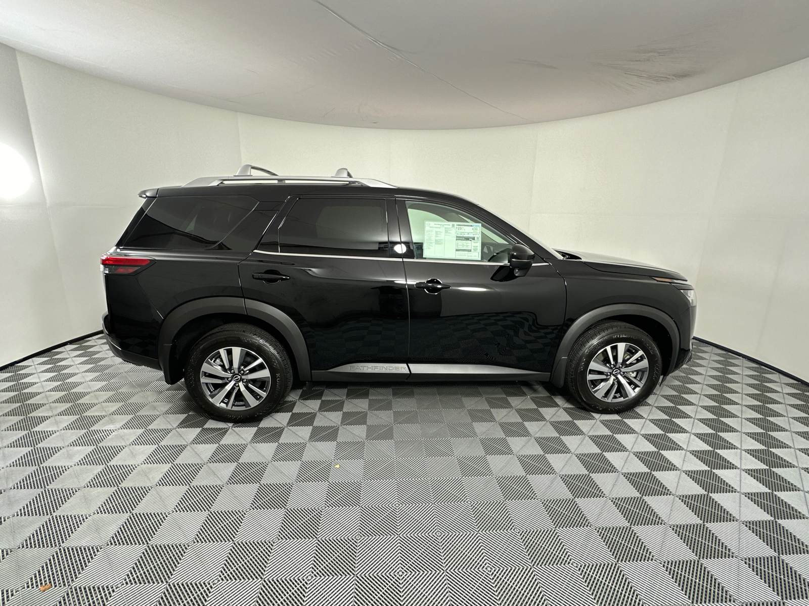 2024 Nissan Pathfinder SL 8