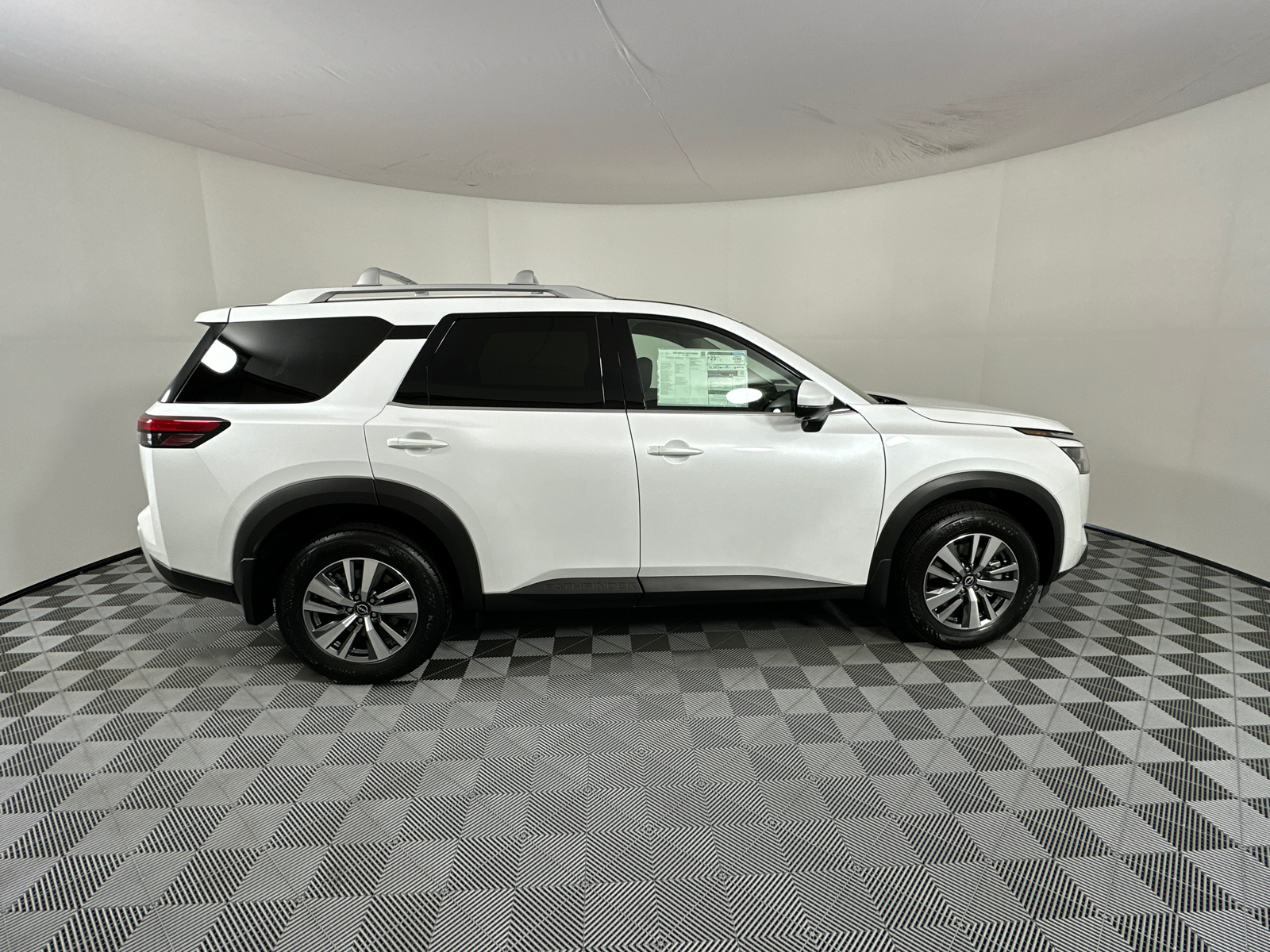 2025 Nissan Pathfinder SL 8