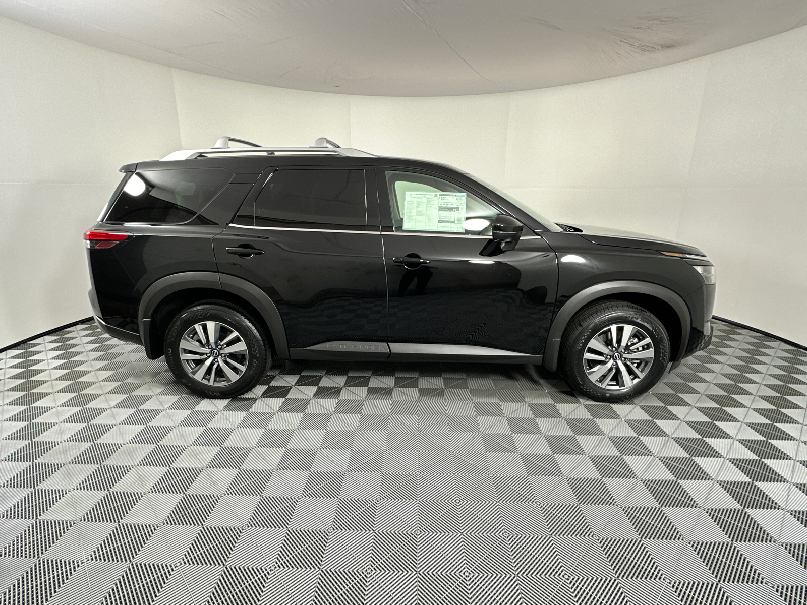 2025 Nissan Pathfinder SL 8