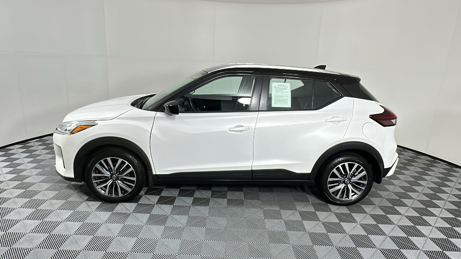 2022 Nissan Kicks SV 4