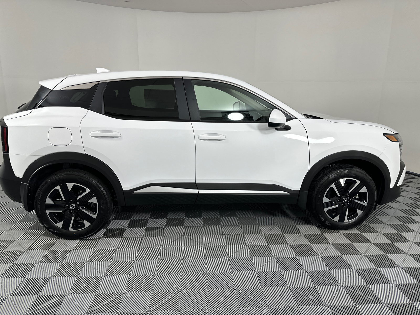 2025 Nissan Kicks SV 8