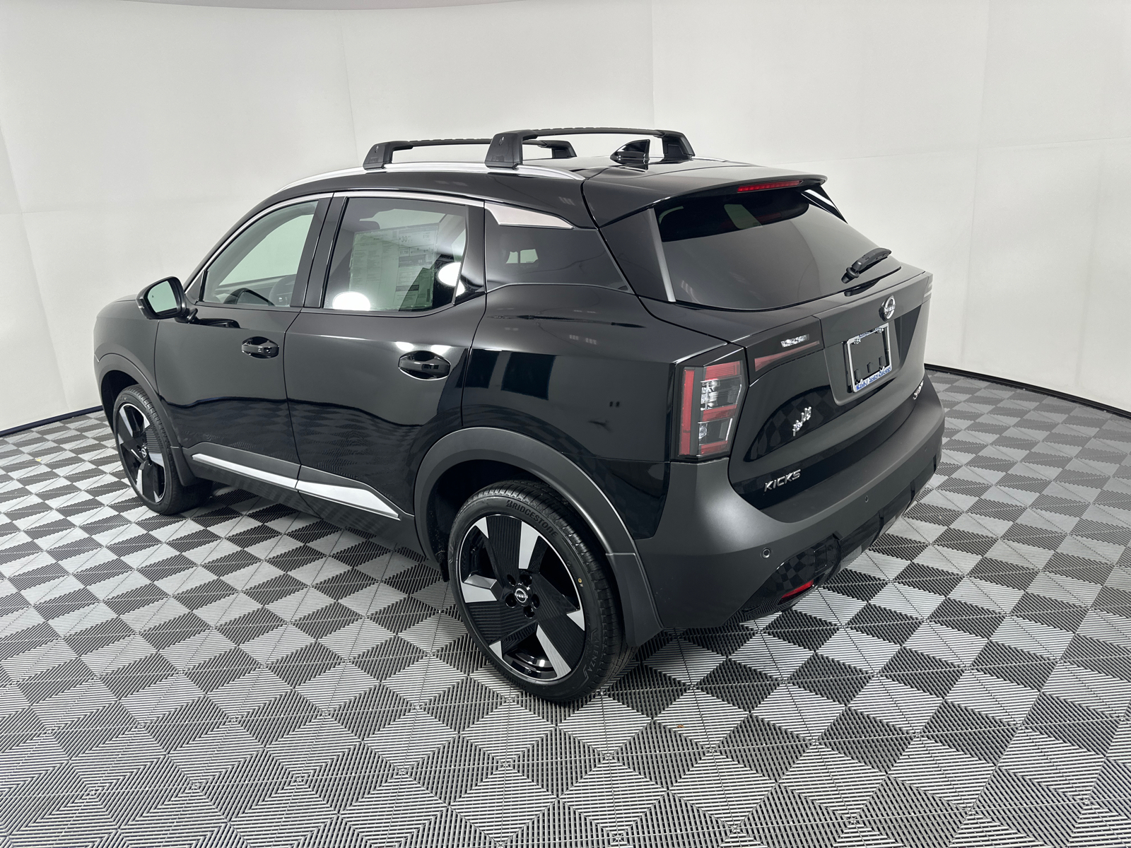 2025 Nissan Kicks SR 5