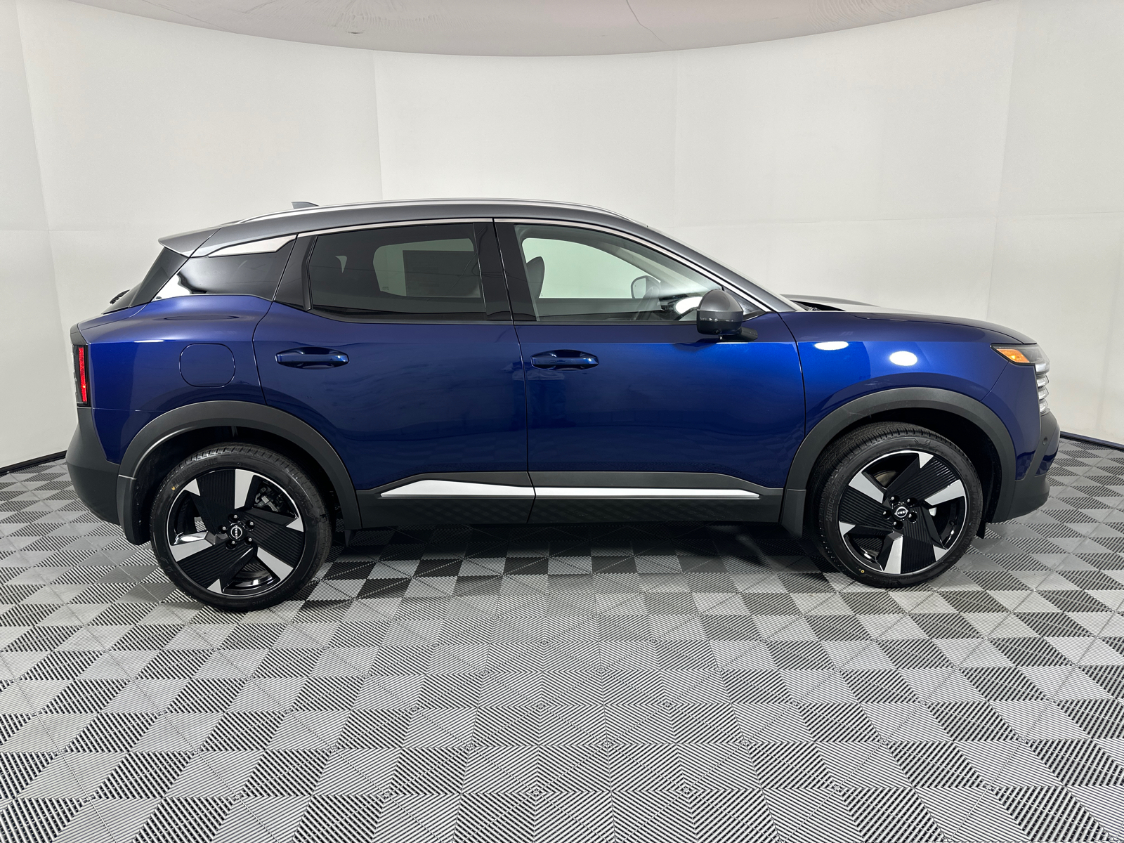 2025 Nissan Kicks SR 8