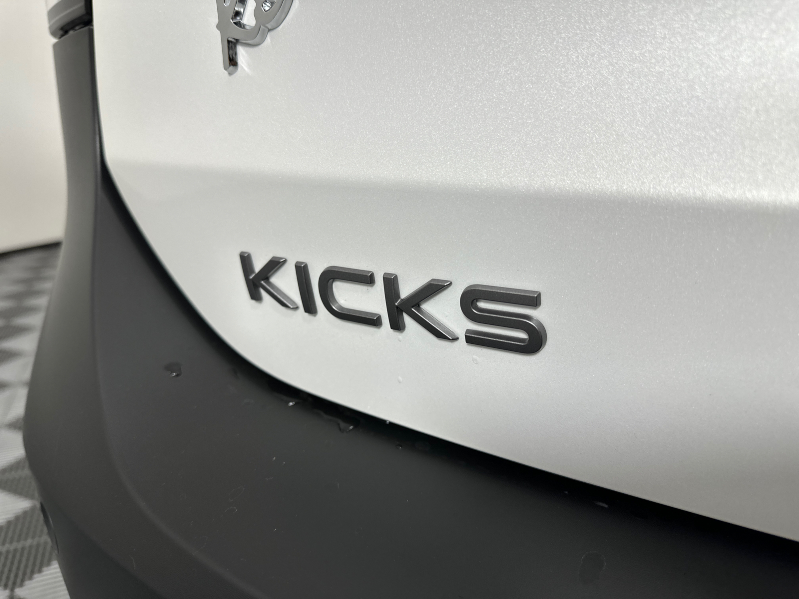 2025 Nissan Kicks SR 9