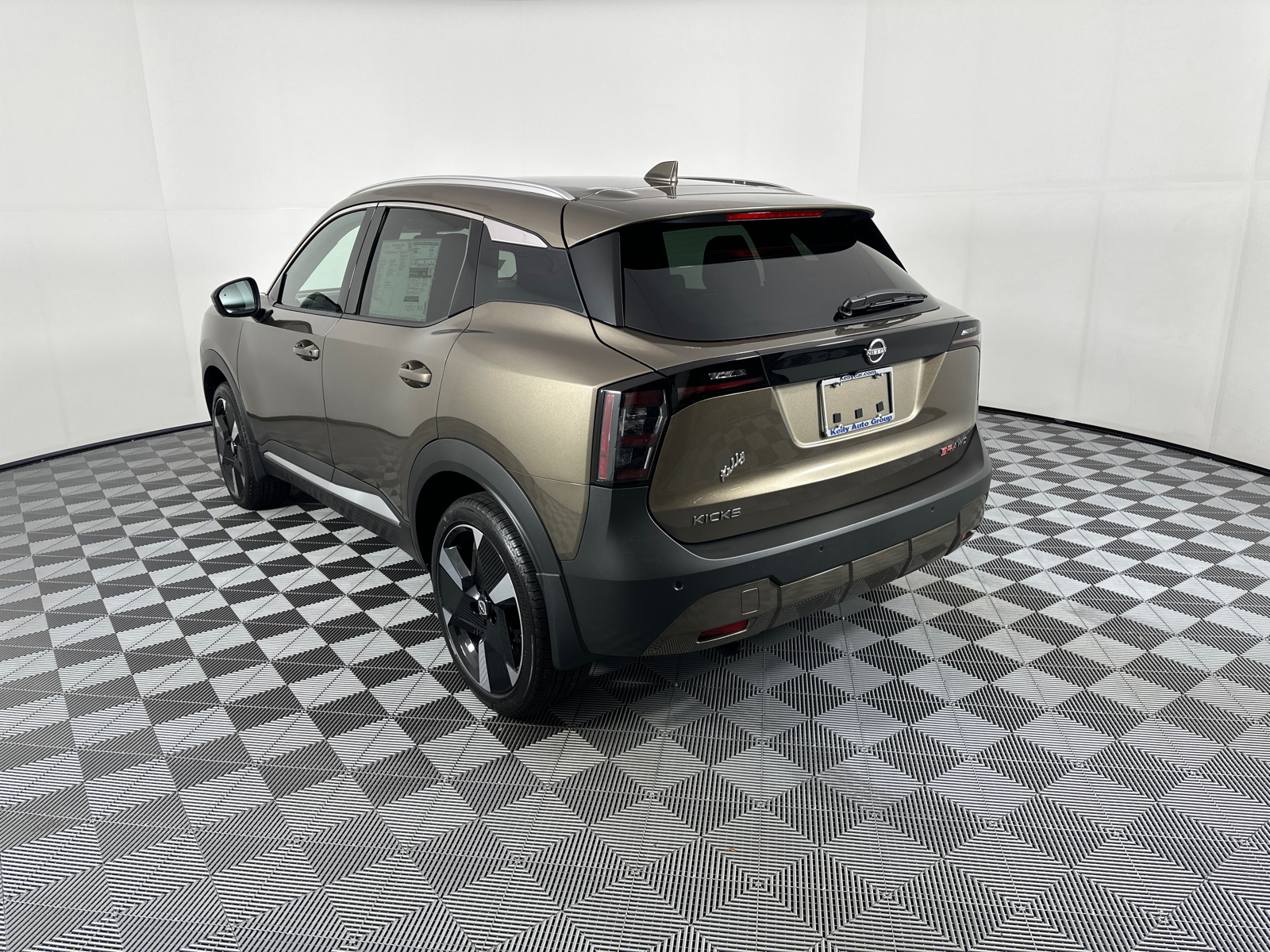 2025 Nissan Kicks SR 5