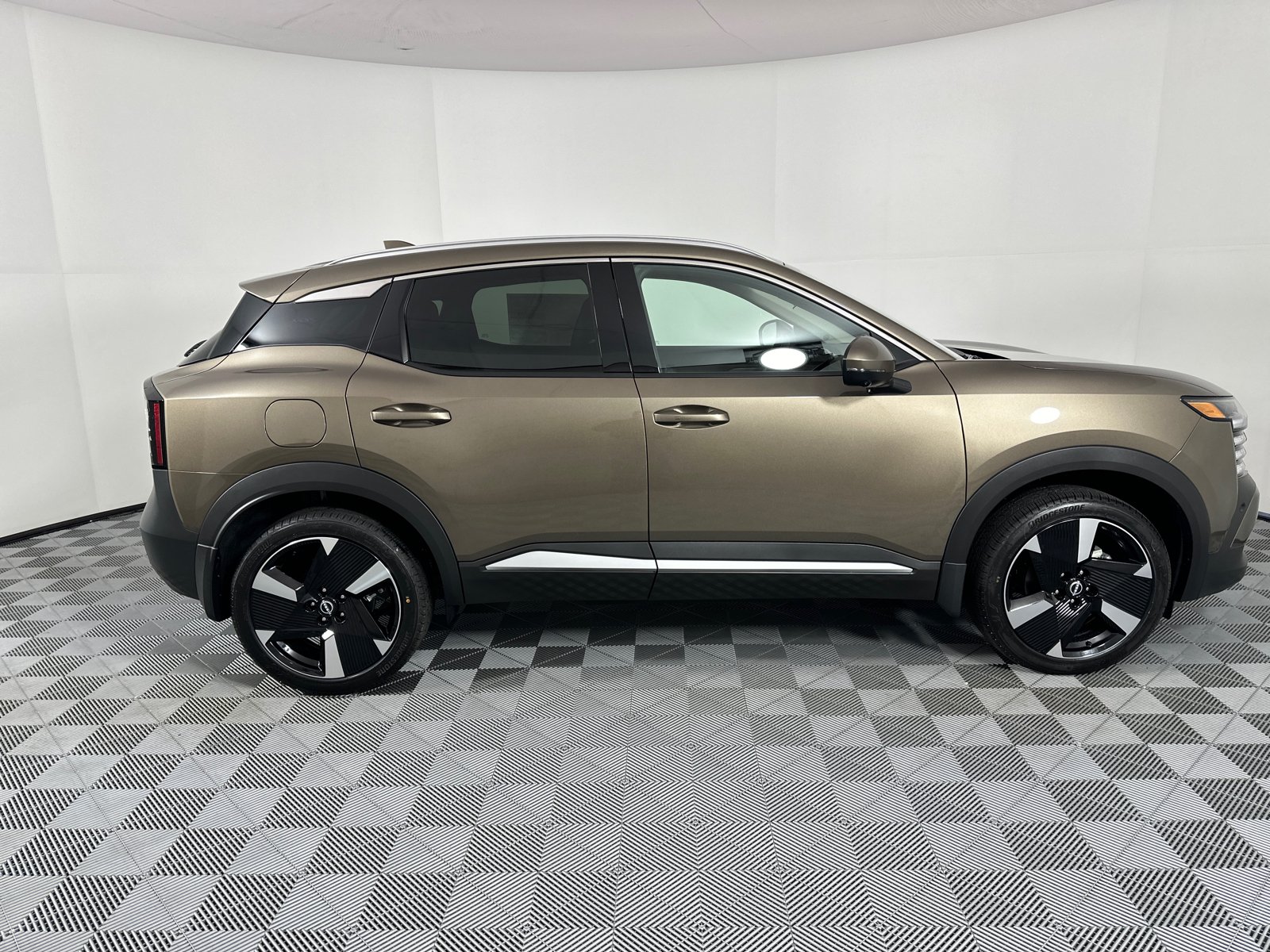 2025 Nissan Kicks SR 8