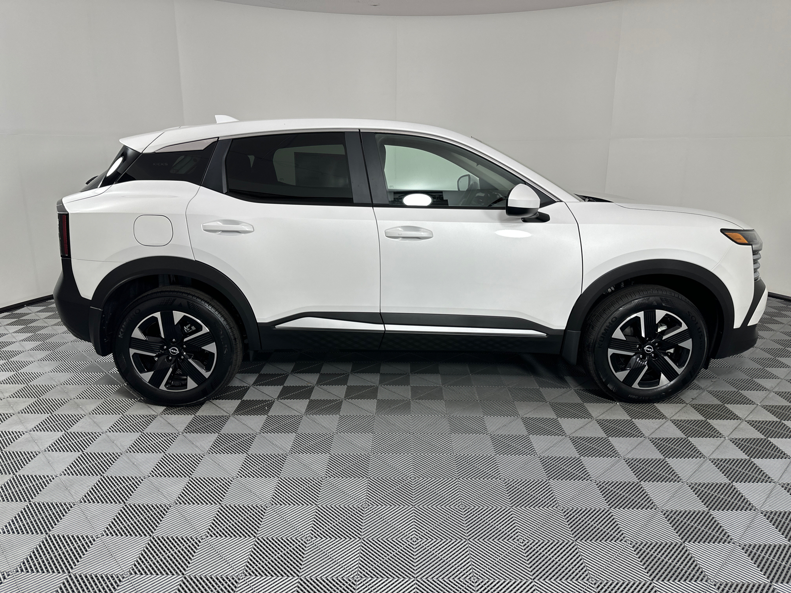 2025 Nissan Kicks SV 8