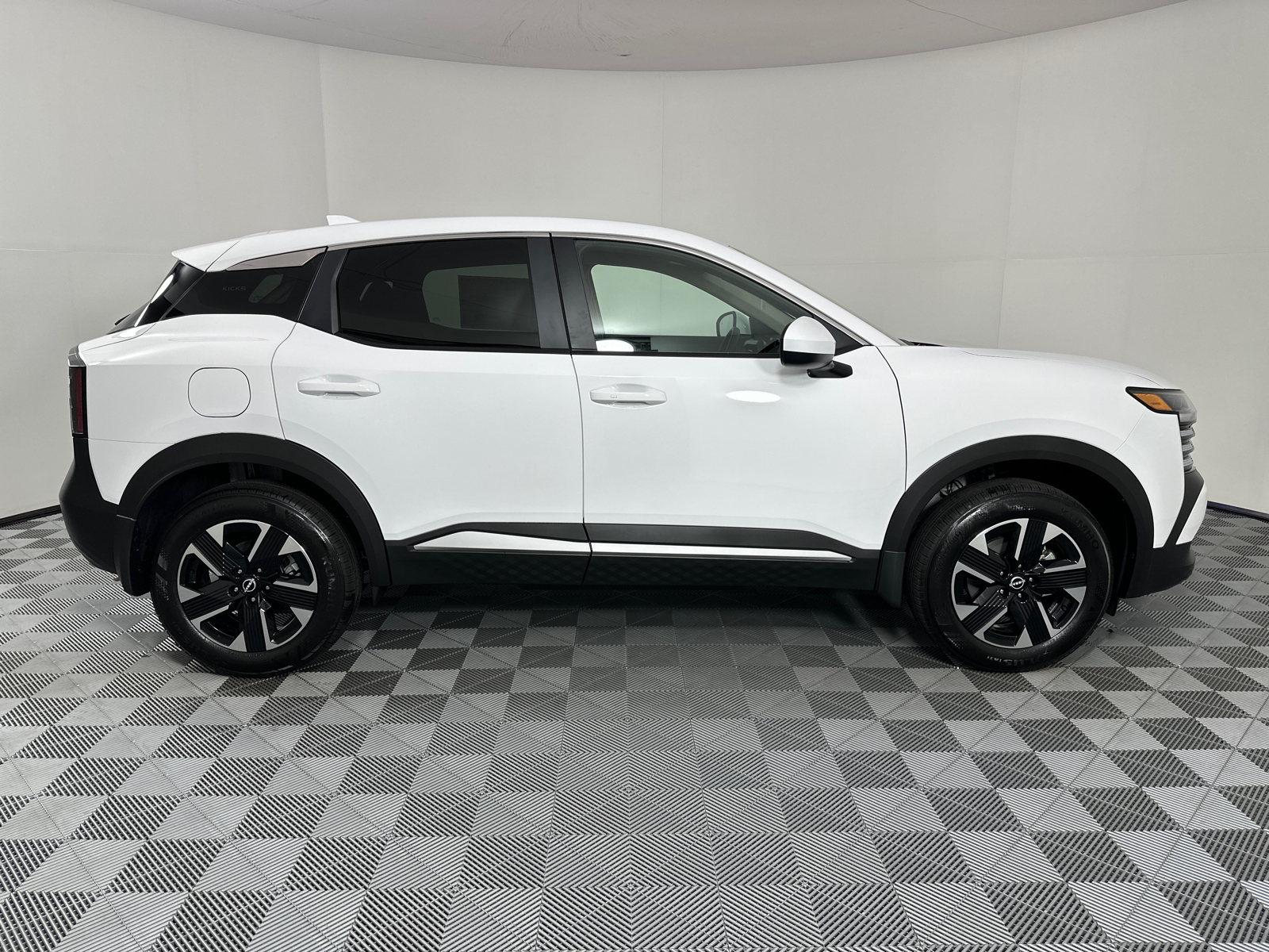 2025 Nissan Kicks SV 8