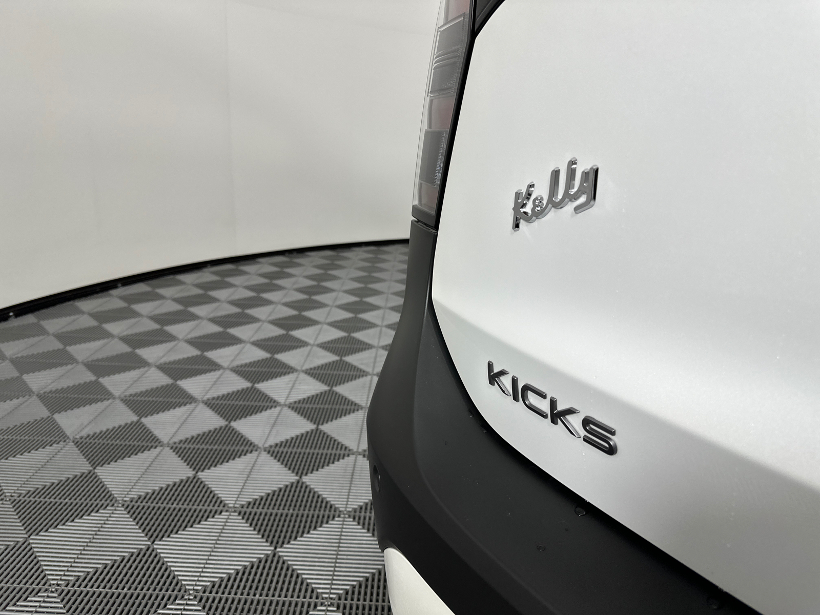 2025 Nissan Kicks SR 9