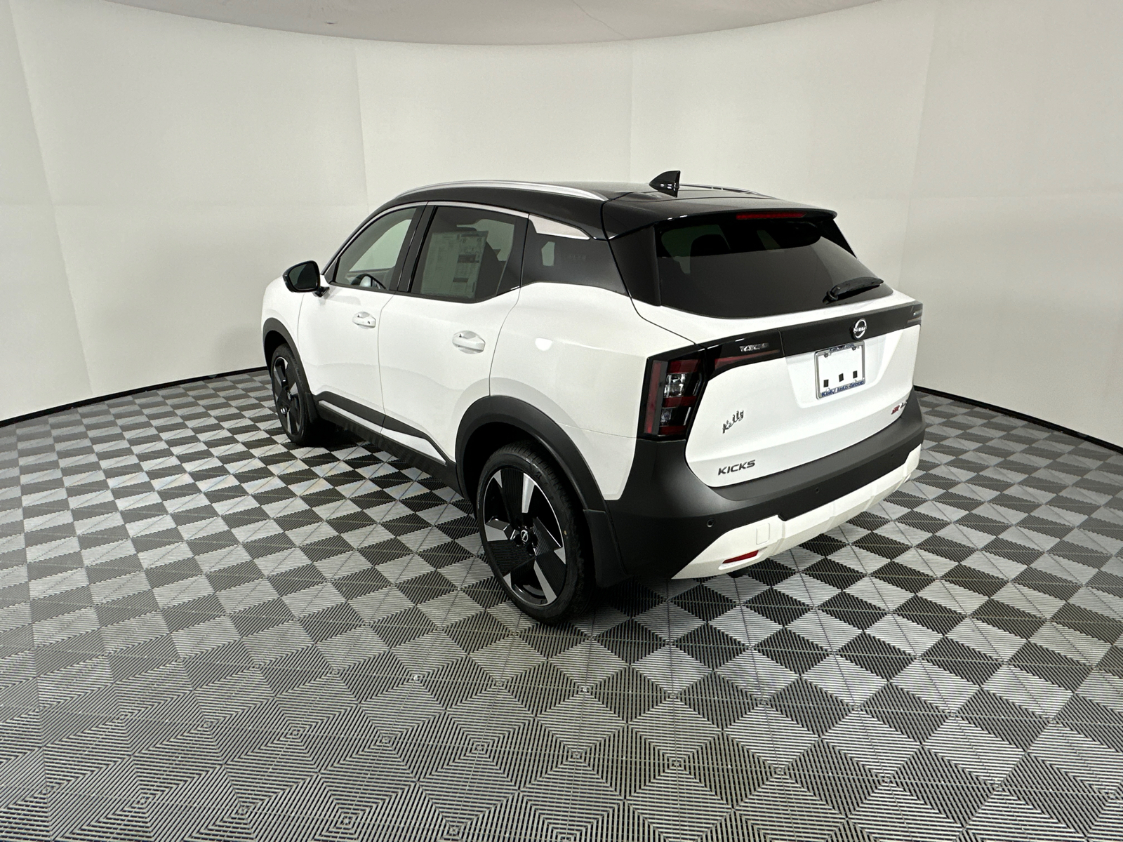 2025 Nissan Kicks SR 5